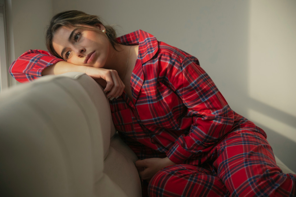 women in pyjamas suffering with perimenopause fatigue