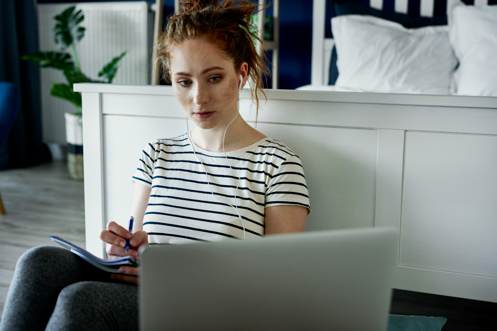 neurodivergent woman in front of a laptop